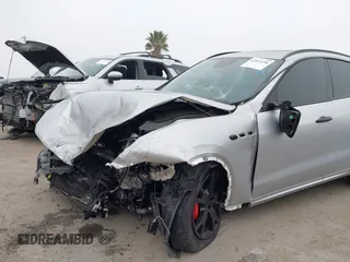 2017 Maserati Levante with VIN ZN661XUSXHX216080, listed as a IAAI auction lot 42024196 with 98,842 mi miles. Bid and sale history available at carsss.com. Image 6.