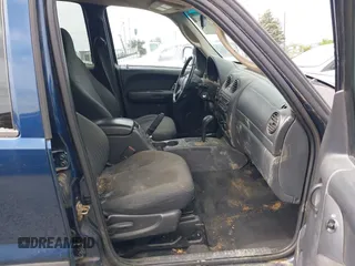 2003 Jeep Liberty Sport z VIN 1J4GL48K23W652892, wystawiony jako IAAI lot #42248470 z przebiegiem 175 774 mil mil oraz . Historia ofert i sprzedaży dostępna na DreamBid. Obrazek 5.