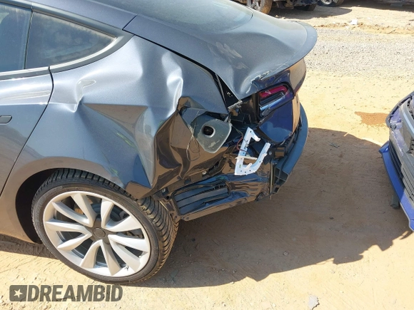 2018 Tesla Model 3 Long Range Battery z VIN 5YJ3E1EBXJF121183, wystawiony jako IAAI lot #42070712 z przebiegiem 71 823 mil mil oraz . Historia ofert i sprzedaży dostępna na DreamBid. Obrazek 6.