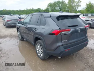 2024 Toyota RAV4 XLE Premium z VIN 2T3A1RFV9RC411142, wystawiony jako IAAI lot #42319590 z przebiegiem 18 585 mil mil oraz . Historia ofert i sprzedaży dostępna na DreamBid. Obrazek 3.