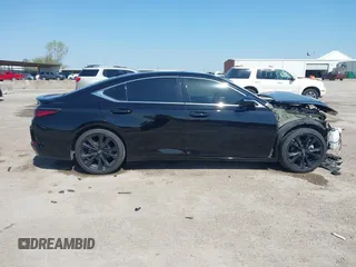 2022 Lexus ES 350 F Sport z VIN 58AGZ1B14NU132568, wystawiony jako IAAI lot #41986467 z przebiegiem 28 714 mil mil oraz . Historia ofert i sprzedaży dostępna na DreamBid. Obrazek 14.
