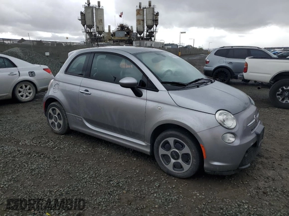 2017 FIAT 500e z VIN 3C3CFFGE7HT525317, wystawiony jako Copart lot #48951485 z przebiegiem Nie podano mil oraz Szkoda całkowita • Salvage title. Historia ofert i sprzedaży dostępna na DreamBid. Obrazek 4.