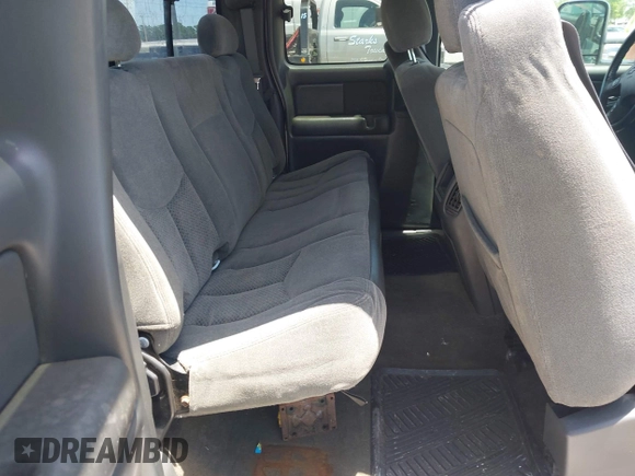 2005 Chevrolet Silverado 1500 LS z VIN 2GCEC19T551194164, wystawiony jako IAAI lot #42457424 z przebiegiem 183 283 mil mil oraz . Historia ofert i sprzedaży dostępna na DreamBid. Obrazek 8.