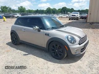 2012 MINI Hardtop z VIN WMWSU3C55CT369622, wystawiony jako IAAI lot #42458180 z przebiegiem 141 444 mil mil oraz . Historia ofert i sprzedaży dostępna na DreamBid. Obrazek 1.