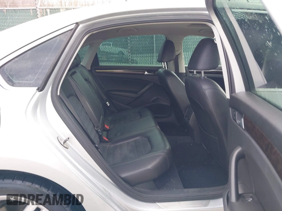 2014 Volkswagen Passat SEL Premium z VIN 1VWCN7A34EC091762, wystawiony jako IAAI lot #41769129 z przebiegiem 106 779 mil mil oraz . Historia ofert i sprzedaży dostępna na DreamBid. Obrazek 8.