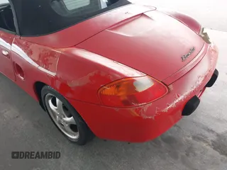 1999 Porsche Boxster z VIN WP0CA2985XU621543, wystawiony jako IAAI lot #42210875 z przebiegiem 93 609 mil mil oraz . Historia ofert i sprzedaży dostępna na DreamBid. Obrazek 13.