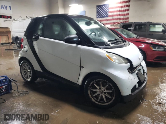2009 Smart fortwo Pure z VIN WMEEJ31X69K258431, wystawiony jako Copart lot #43870485 z przebiegiem 64 935 mil mil oraz Szkoda całkowita • Salvage title. Historia ofert i sprzedaży dostępna na DreamBid. Obrazek 4.