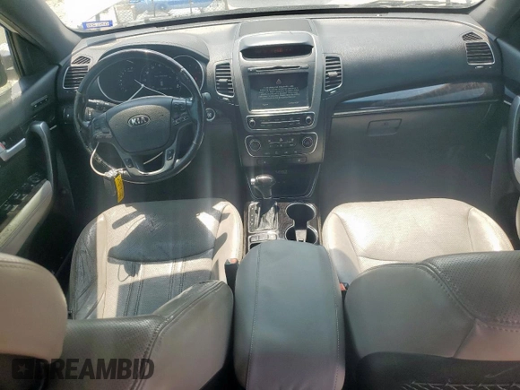 2015 Kia Sorento SX z VIN 5XYKW4A76FG578746, wystawiony jako Copart lot #56185905 z przebiegiem 141 006 mil mil oraz Czysty tytuł • Clean title. Historia ofert i sprzedaży dostępna na DreamBid. Obrazek 8.