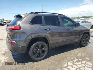 2018 Jeep Cherokee Latitude z VIN 1C4PJMCB7JD509688, wystawiony jako Copart lot #57351485 z przebiegiem 223 464 mil mil oraz Szkoda całkowita • Salvage title. Historia ofert i sprzedaży dostępna na DreamBid. Obrazek 3.