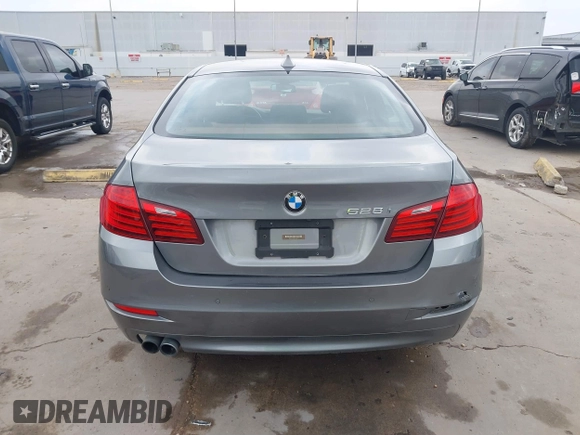 2016 BMW 5 Series 528i z VIN WBA5A5C59GG352743, wystawiony jako IAAI lot #41796478 z przebiegiem 81 844 mil mil oraz . Historia ofert i sprzedaży dostępna na DreamBid. Obrazek 17.