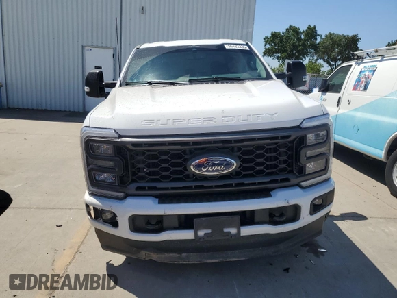 2023 Ford F-250 XL z VIN 1FT8W2BT5PEE05143, wystawiony jako Copart lot #56432335 z przebiegiem 20 742 mil mil oraz Szkoda całkowita • Salvage title. Historia ofert i sprzedaży dostępna na DreamBid. Obrazek 5.