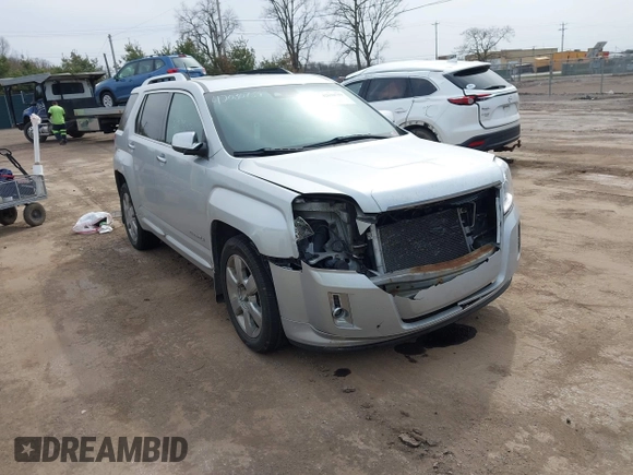 2013 GMC Terrain Denali z VIN 2GKFLZE36D6347892, wystawiony jako IAAI lot #42030759 z przebiegiem 219 627 mil mil oraz . Historia ofert i sprzedaży dostępna na DreamBid. Obrazek 1.