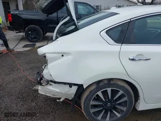 2018 Nissan Altima 2.5 SV with VIN 1N4AL3AP0JC190302, listed as a IAAI auction lot 41679072 with 84,133 mi miles. Bid and sale history available at carsss.com. Image 18.
