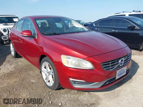 2015 Volvo S60 T5 Drive-E Premier z VIN YV140MFK7F1349445, wystawiony jako IAAI lot #42138682 z przebiegiem 104 111 mil mil oraz . Historia ofert i sprzedaży dostępna na DreamBid. Obrazek 1.
