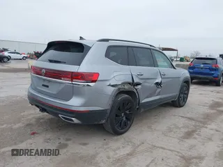 2024 Volkswagen Atlas SE z VIN 1V2JR2CA1RC537982, wystawiony jako IAAI lot #41429786 z przebiegiem 33 846 mil mil oraz . Historia ofert i sprzedaży dostępna na DreamBid. Obrazek 4.