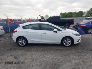 2018 Chevrolet Cruze LT z VIN 3G1BE6SMXJS634142, wystawiony jako IAAI lot #42042537 z przebiegiem 103 564 mil mil oraz . Historia ofert i sprzedaży dostępna na DreamBid. Obrazek 13.