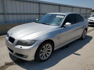 2011 BMW 3 Series 328i xDrive z VIN WBAPK5G50BNN81333, wystawiony jako Copart lot #55957035 z przebiegiem 111 875 mil mil oraz Szkody całkowita. Historia ofert i sprzedaży dostępna na DreamBid. Obrazek 1.