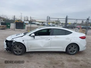 2017 Hyundai Elantra SE z VIN 5NPD84LF8HH162085, wystawiony jako IAAI lot #42153313 z przebiegiem 105 980 mil mil oraz . Historia ofert i sprzedaży dostępna na DreamBid. Obrazek 14.