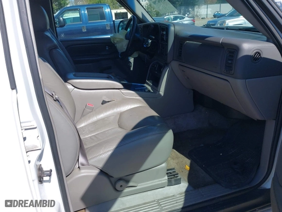 2003 Chevrolet Tahoe Z71 with VIN 1GNEK13Z63R228530, listed as a IAAI auction lot 41996750 with 220,916 mi miles. Bid and sale history available at carsss.com. Image 5.