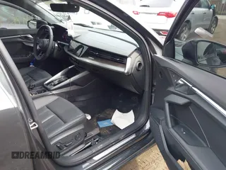 2024 Audi A3 Premium Plus z VIN WAUHUDGY6RA138401, wystawiony jako IAAI lot #41806406 z przebiegiem 4 315 mil mil oraz . Historia ofert i sprzedaży dostępna na DreamBid. Obrazek 5.