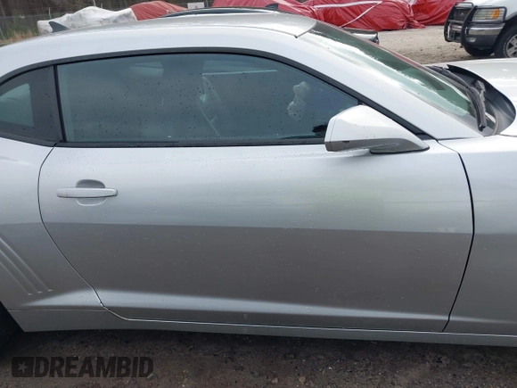 2014 Chevrolet Camaro LT z VIN 2G1FB1E31E9300486, wystawiony jako IAAI lot #41475152 z przebiegiem 117 111 mil mil oraz . Historia ofert i sprzedaży dostępna na DreamBid. Obrazek 13.