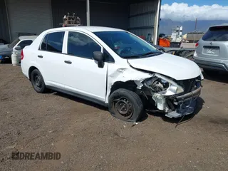 2009 Nissan Versa 1.6 z VIN 3N1CC11E89L484085, wystawiony jako IAAI lot #41725621 z przebiegiem 110 934 mil mil oraz . Historia ofert i sprzedaży dostępna na DreamBid. Obrazek 1.