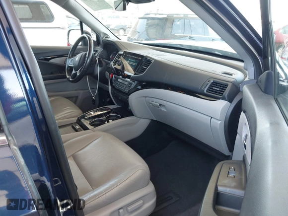 2019 Honda Pilot Touring 8-Passenger z VIN 5FNYF5H97KB013530, wystawiony jako IAAI lot #42403449 z przebiegiem 90 557 mil mil oraz . Historia ofert i sprzedaży dostępna na DreamBid. Obrazek 5.