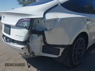 2022 Tesla Model 3 Long Range z VIN 5YJ3E1EB8NF212930, wystawiony jako IAAI lot #41658127 z przebiegiem 43 773 mil mil oraz . Historia ofert i sprzedaży dostępna na DreamBid. Obrazek 6.