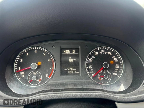 2013 Volkswagen Passat S z VIN 1VWAP7A37DC091531, wystawiony jako Copart lot #56255445 z przebiegiem 135 917 mil mil oraz Czysty tytuł • Clean title. Historia ofert i sprzedaży dostępna na DreamBid. Obrazek 8.