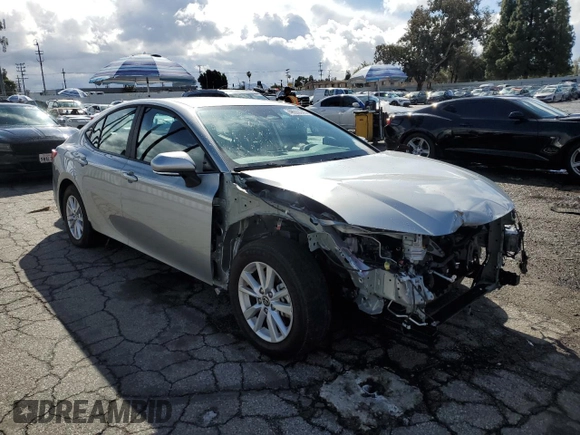 2025 Toyota Camry LE z VIN 4T1DAACK8SU007349, wystawiony jako Copart lot #48939945 z przebiegiem 25 107 mil mil oraz Szkoda całkowita • Salvage title. Historia ofert i sprzedaży dostępna na DreamBid. Obrazek 4.