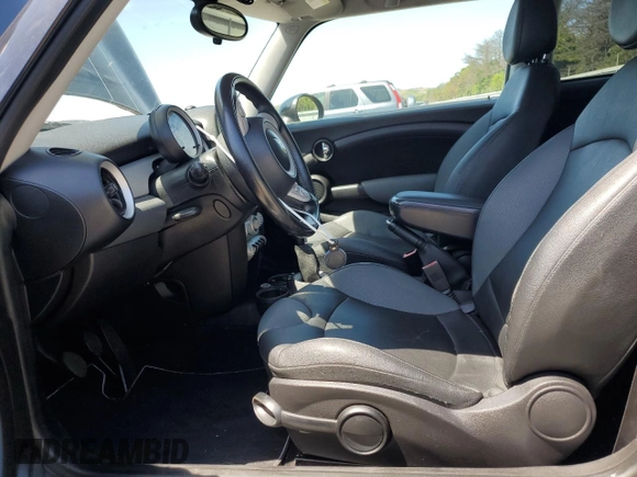 2010 MINI Hardtop with VIN WMWMF3C57ATU79474, listed as a Copart auction lot 61860865 with 137,965 mi miles and Clean title. Bid and sale history available at DreamBid. Image 7.