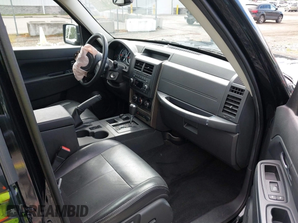 2012 Jeep Liberty Sport z VIN 1C4PJMAK7CW175981, wystawiony jako IAAI lot #42317545 z przebiegiem 75 211 mil mil oraz . Historia ofert i sprzedaży dostępna na DreamBid. Obrazek 5.