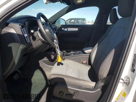 2025 Volvo XC40 Core Bright Theme z VIN YV4L12UJ3S2450867, wystawiony jako Copart lot #82123154 z przebiegiem Nie podano mil oraz Nie do naprawy • Non repairable. Historia ofert i sprzedaży dostępna na DreamBid. Obrazek 7.