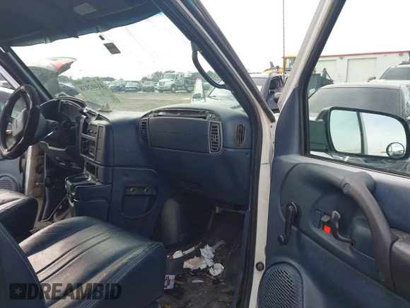 1998 GMC Safari Cargo with VIN 1GTDM19W5WB533168, listed as a IAAI auction lot 41402938 with 239,070 mi miles. Bid and sale history available at carsss.com. Image 5.
