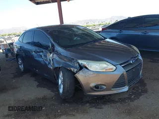 2013 Ford Focus SE z VIN 1FADP3F22DL321393, wystawiony jako IAAI lot #42300186 z przebiegiem 109 606 mil mil oraz . Historia ofert i sprzedaży dostępna na DreamBid. Obrazek 1.