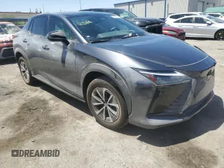 2023 Lexus RZ 450e Premium z VIN JTJAAAAB7PA010338, wystawiony jako Copart lot #59992004 z przebiegiem 10 040 mil mil oraz Szkody całkowita. Historia ofert i sprzedaży dostępna na DreamBid. Obrazek 4.