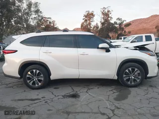 2020 Toyota Highlander XLE with VIN 5TDHZRAH8LS510065, listed as a IAAI auction lot 41252009 with 34,895 mi miles. Bid and sale history available at carsss.com. Image 13.