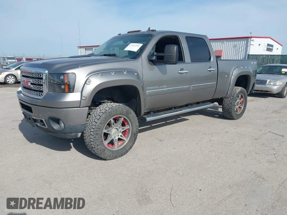 2013 GMC Sierra 2500HD Denali z VIN 1GT125E81DF127112, wystawiony jako IAAI lot #41907764 z przebiegiem 289 619 mil mil oraz . Historia ofert i sprzedaży dostępna na DreamBid. Obrazek 17.