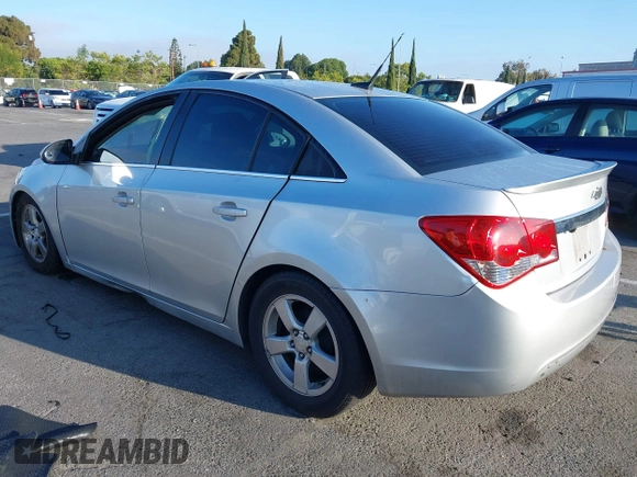 2014 Chevrolet Cruze 1LT z VIN 1G1PC5SBXE7102463, wystawiony jako IAAI lot #42625092 z przebiegiem 165 863 mil mil oraz . Historia ofert i sprzedaży dostępna na DreamBid. Obrazek 3.