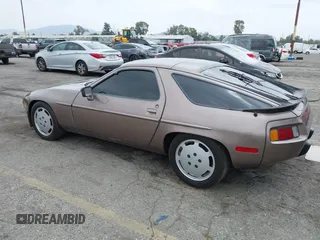 1983 Porsche 928 z VIN WP0JB0928DS860094, wystawiony jako IAAI lot #42106022 z przebiegiem 121 873 mil mil oraz . Historia ofert i sprzedaży dostępna na DreamBid. Obrazek 3.