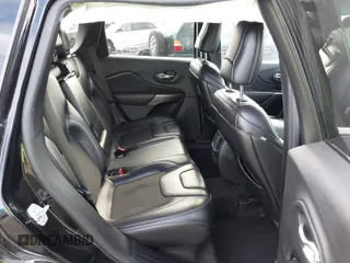 2019 Jeep Cherokee Latitude Plus z VIN 1C4PJMLXXKD478076, wystawiony jako IAAI lot #42184625 z przebiegiem 72 364 mil mil oraz . Historia ofert i sprzedaży dostępna na DreamBid. Obrazek 8.