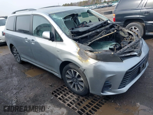 2019 Toyota Sienna LE with VIN 5TDJZ3DC3KS226551, listed as a IAAI auction lot 41495662 with 31,764 mi miles. Bid and sale history available at carsss.com. Image 1.