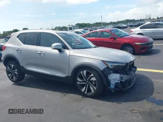 2024 Volvo XC40 Plus Bright Theme z VIN YV4L12UE0R2249649, wystawiony jako IAAI lot #42425231 z przebiegiem 10 727 mil mil oraz . Historia ofert i sprzedaży dostępna na DreamBid. Obrazek 1.