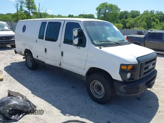 2011 Ford E-Series Commercial z VIN 1FDSS3EL7BDA76197, wystawiony jako IAAI lot #42317052 z przebiegiem 380 840 mil mil oraz . Historia ofert i sprzedaży dostępna na DreamBid. Obrazek 1.