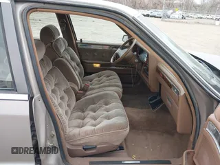 1988 Chrysler New Yorker z VIN 1C3BU6639JD209916, wystawiony jako IAAI lot #41744173 z przebiegiem 143 379 mil mil oraz . Historia ofert i sprzedaży dostępna na DreamBid. Obrazek 5.
