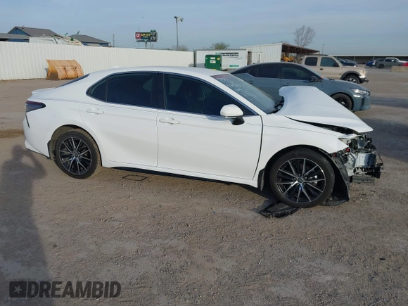 2022 Toyota Camry SE z VIN 4T1T11AK6NU622176, wystawiony jako IAAI lot #41876802 z przebiegiem 56 631 mil mil oraz . Historia ofert i sprzedaży dostępna na DreamBid. Obrazek 14.
