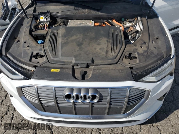 2021 Audi e-tron Prestige z VIN WA1VAAGE8MB040051, wystawiony jako Copart lot #46356155 z przebiegiem 33 501 mil mil oraz Szkody całkowita. Historia ofert i sprzedaży dostępna na DreamBid. Obrazek 12.