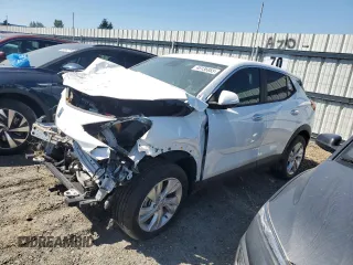 2025 Buick Encore GX Preferred z VIN KL4AMCSL0SB124725, wystawiony jako Copart lot #48136955 z przebiegiem Nie podano mil oraz Nie do naprawy • Non repairable. Historia ofert i sprzedaży dostępna na DreamBid. Obrazek 1.