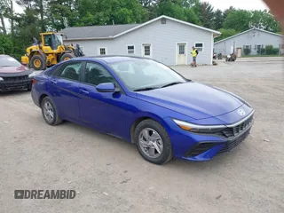 2025 Hyundai Elantra SE z VIN KMHLL4DGXSU858618, wystawiony jako IAAI lot #42309001 z przebiegiem 14 218 mil mil oraz . Historia ofert i sprzedaży dostępna na DreamBid. Obrazek 1.