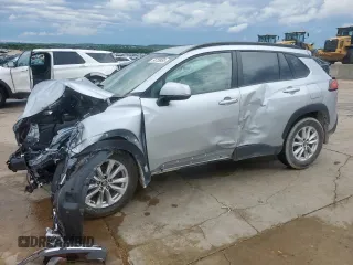 2023 Toyota Corolla Cross LE z VIN 7MUCAAAG3PV046771, wystawiony jako Copart lot #54708985 z przebiegiem 26 818 mil mil oraz Szkoda całkowita • Salvage title. Historia ofert i sprzedaży dostępna na DreamBid. Obrazek 1.